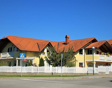 Hotel Yellow Dreamhouse (Postojna, Eslovenia)