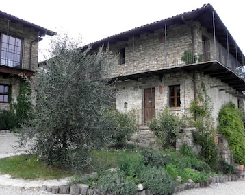Hele huset/lejligheden 6 bedrooms villa with private pool furnished garden and wifi at Mombarcaro (Mombarcaro, Italien)