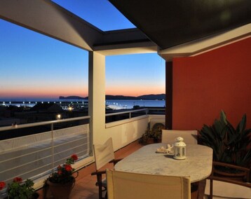 Hotel Red & Blue-Charming apartment with terraces overlooking the sea, 50 m from the beach (Alghero, Italien)