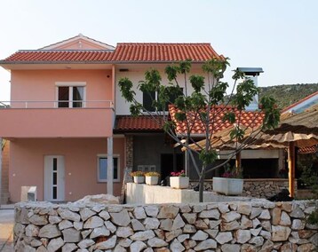 Koko talo/asunto Apartments Maris (Vinišće, Kroatia)