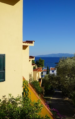 Aparthotel The Yellow Houses (Pirgadikia, Grecia)