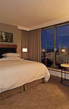 DoubleTree by Hilton Hotel & Suites Victoria (Victoria, Canada)