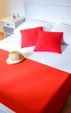 Koko talo/asunto TouristFarm - apartments "RED FAIRYTALE" (Koper, Slovenia)