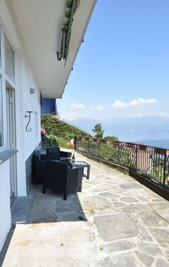 Koko talo/asunto Nice Holiday Apartment With Panoramic Balcony (Ghiffa, Italia)