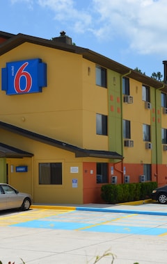 Hotel Motel 6 - Newest - Ultra Sparkling Approved - Chiropractor Approved Beds - New Elevator - Robotic Massages - New 2023 Amenities - New Rooms - New Flat (Kingsland, USA)