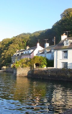 Koko talo/asunto Morgans Cottage Has One Of The Best Positions In Dale Right On The Waters Edge (Milford Haven, Iso-Britannia)