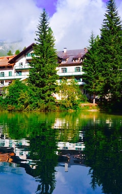 Hotelli Hotel Pragser Wildsee GmbH Lago di Braies srl (Prags, Italia)