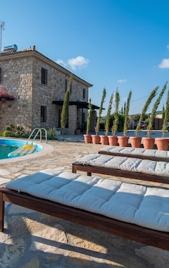 Koko talo/asunto Ylellinen Stone Villa lähellä merta uima-altaalla ja suuri puutarha keskuudessa Olive Groves (Kalo Nero, Kreikka)