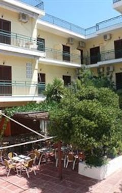 Hotel Karyatides (Agia Marina, Grecia)