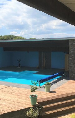 Hele huset/lejligheden 23M2 Gîtes With Terrace, Pool And Sauna Access (Dampierre, Frankrig)