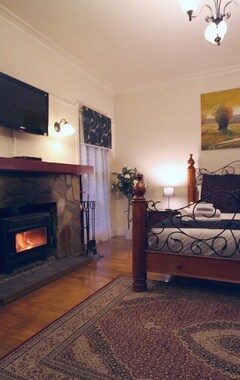 Koko talo/asunto Evora Cottage With Spa Bath & Wood Fireplace (Mount Dandenong, Australia)