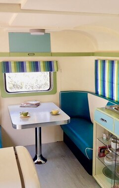 Koko talo/asunto Fun And Funky - Fully Restored 1940s Handmade Caravan (Great Barrier Island, Uusi-Seelanti)