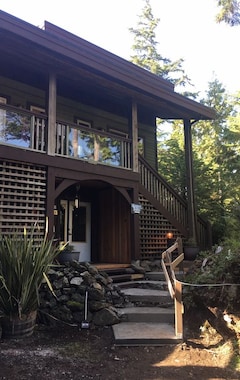 Pensión Forest Sweet Retreat Hot Tub & Wood Fired Sauna (Ucluelet, Canadá)