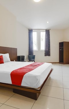 Hotel RedDoorz Plus @ Karebosi Area 2 (Makassar, Indonesia)