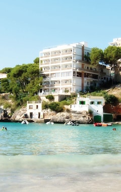 Hotel Pinos Playa (Cala Santanyi, España)
