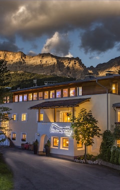Hotelli Dolomit (La Villa, Italia)