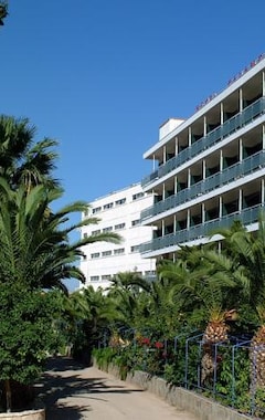 Calamos Beach Family Club Hotel (Oropos, Grecia)