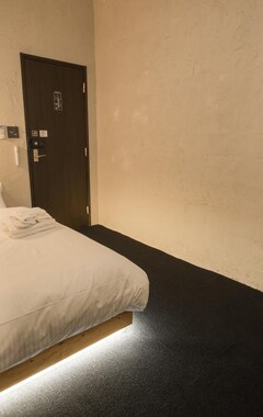 Mizuka Imaizumi 2 - Unmanned Hotel - (Fukuoka, Japón)