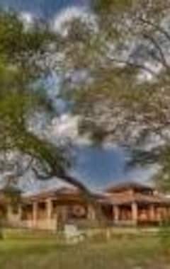Hotel Ashnil Aruba Lodge (Voi, Kenya)