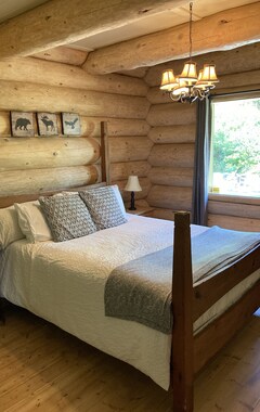 Koko talo/asunto Log Home Getaway, Situated On 24 Acres With Private Access To Lake (Pritchard, Kanada)