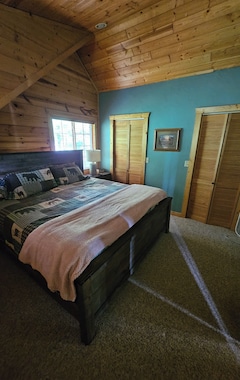 Entire House / Apartment 3 Bed/2 Bath, Pet Friendly Log Lakehouse On 5 Acres (Iron River, USA)