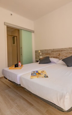 Hotelli Gloria Rooms 301 - One Bedroom Hotel, Sleeps 2 (Rosas, Espanja)