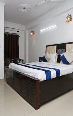 Hotel OYO 8253 Golden Heights (Delhi, India)