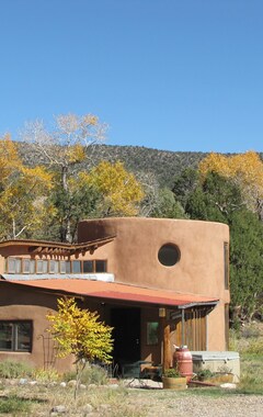 Casa/apartamento entero Casa Ambrosia: Unique Adobe Home With Mountain Views In A Beautiful River Valley (Ojo Caliente, EE. UU.)