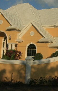Casa/apartamento entero Luxurious 4br Chateau-pool, Family-friendly, Near Spotts Beach & Heart Of Cayman (Savannah, Islas Caimán)
