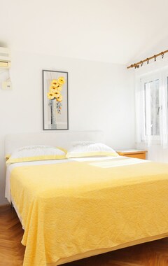 Hele huset/lejligheden One Bedroom Apartment With Terrace And Sea View Duće (omiš) (a-2737-e) (Duće, Kroatien)