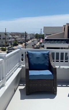 Entire House / Apartment Tom Welsh 6 Bedroom, 4.5 Bathroom, Townhouse With New Heated Private Pool (Sea Isle City, USA)