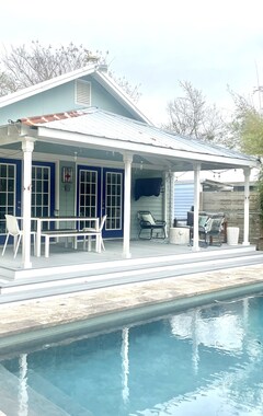Koko talo/asunto Stay at Bay Haven! A Bohemian Bungalow with a Private Pool (Waveland, Amerikan Yhdysvallat)