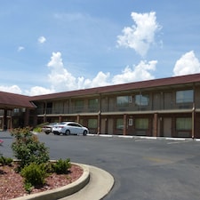 Red Roof Inn & Suites - Cleveland, TN