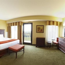Holiday Inn Express & Suites Lexington NW-The Vineyard