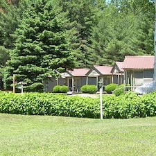 Pine Tree Motel & Cabins
