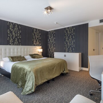 Comfort Room, 1 Queen Bed, Bathtub