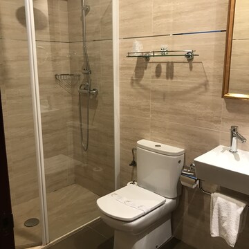 Economy Double Room, Private Bathroom (Interior)