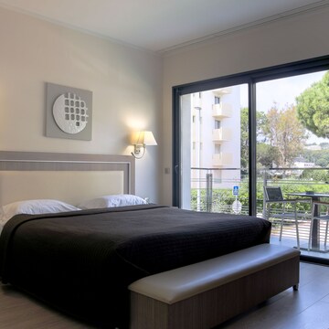Superior Double Room, Street Side
