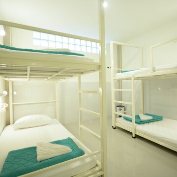 Private Room 4 Beds with Shared Bathroom
