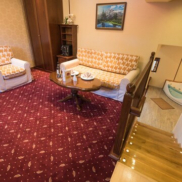 Deluxe Suite (with Jacuzzi)