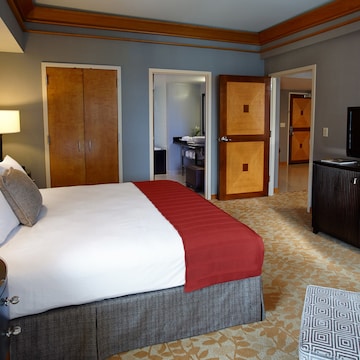 Suite, 1 King Bed, Accessible (Hearing/Roll-in Shower)