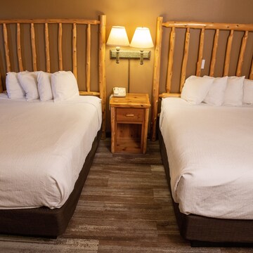 Deluxe Room, 2 Queen Beds, Lake View