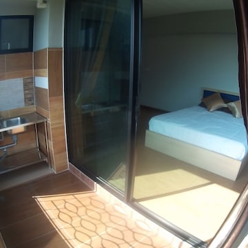 Standard Room, 1 Queen Bed, Non Smoking, Garden View