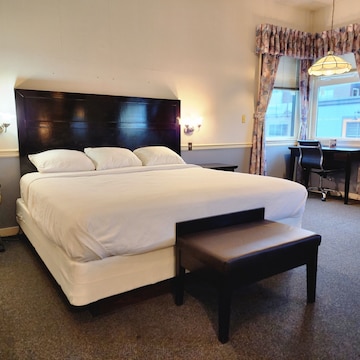 Deluxe Room, 1 King Bed, Jetted Tub