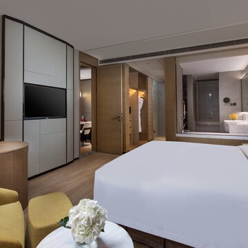 Suite, 1 Bedroom (Living and Dining Area)