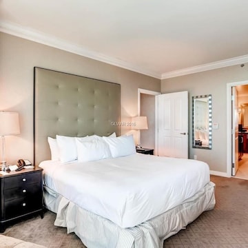Luxury Condo, 1 Bedroom, Balcony, Mountain View