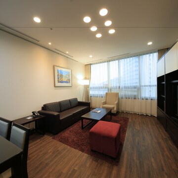 3-Bedroom Deluxe Apartment with Kitchen:Extra person (over 6-year-old) will be charged upon check-in