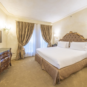Deluxe Room, 1 King Bed