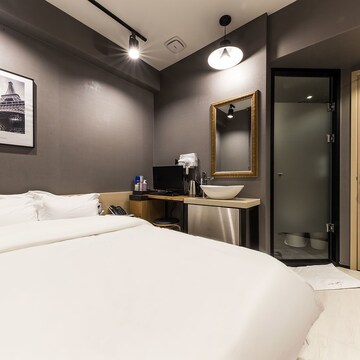 Deluxe Room (Check-In 9PM on Saturdays,Sundays,Public Holidays)