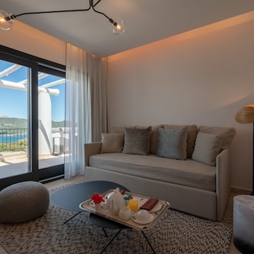 Suite, 1 King Bed, Sea View